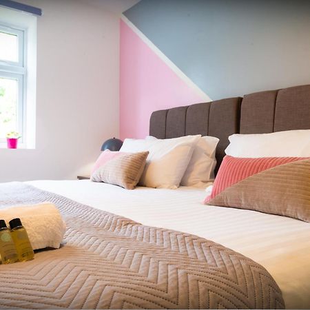 The Pinky: Cozy Hatfield Apartment with Free Parking Exterior photo