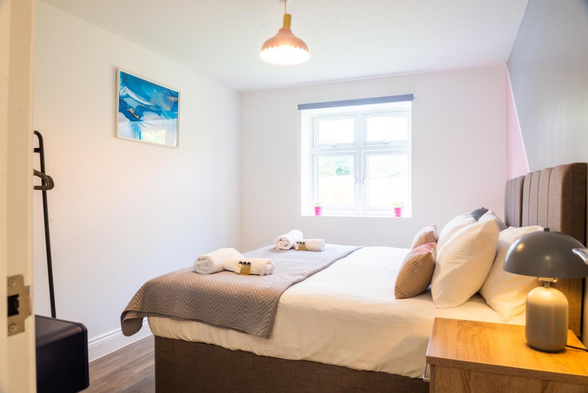 The Pinky: Cozy Hatfield Apartment with Free Parking Exterior photo