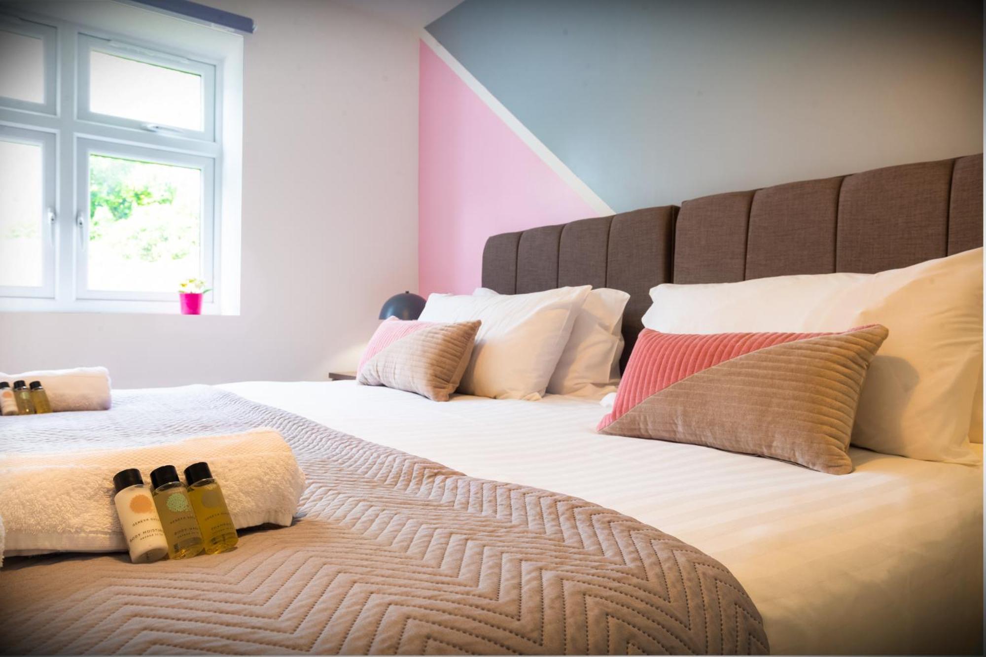 The Pinky: Cozy Hatfield Apartment with Free Parking Exterior photo