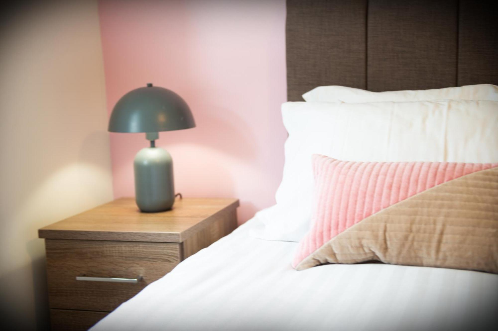The Pinky: Cozy Hatfield Apartment with Free Parking Exterior photo